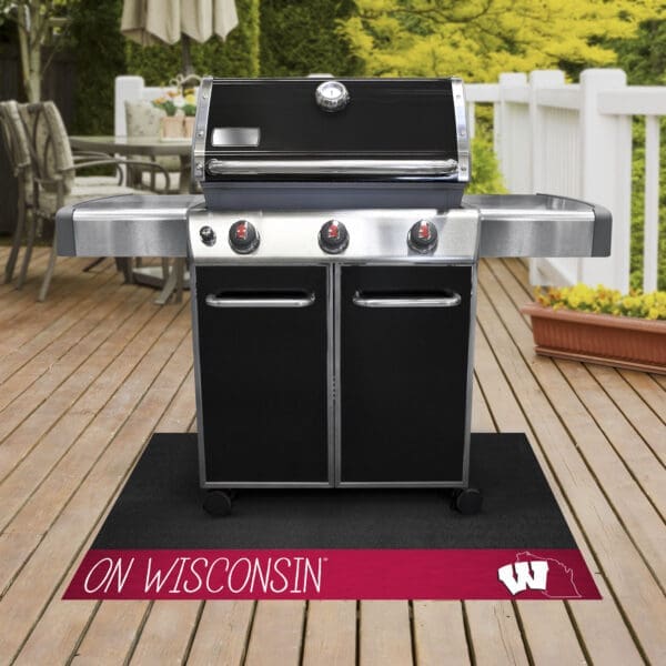 Wisconsin Badgers Southern Style Vinyl Grill Mat - 26in. x 42in.